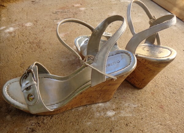 Frugal fashion doesn't have to be boring. Shop smart, frugal and with patience to find the perfect outfit 